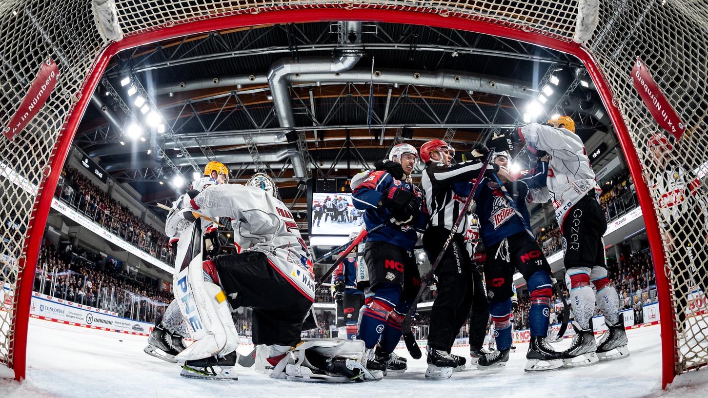 So viel hatten sie versucht, so wenig hat funktioniert: Am Ende waren Maximilian Franzreb (links) und die Fischtown Pinguins einfach besser