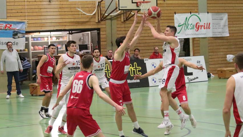 Die VfL-Baskets Treuchtlingen (in Weiß) gewannen ihr Heimspiel gegen TTL Bamberg mit 96:88.