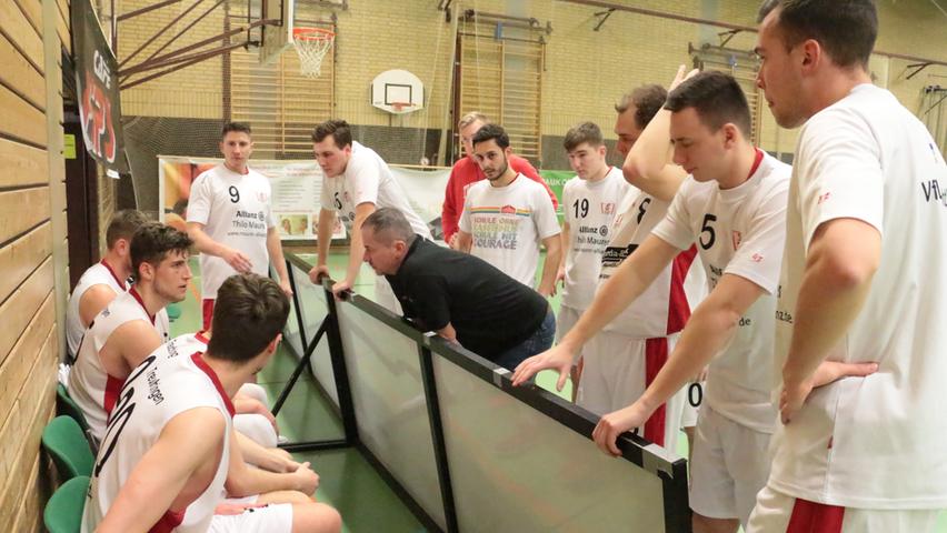 Lagebesprechung: Trainer Stephan Harlander (in Schwarz) hatte offenbar die richtigen Anweisungen, um das Spiel für die VfL-Baskets zu drehen.