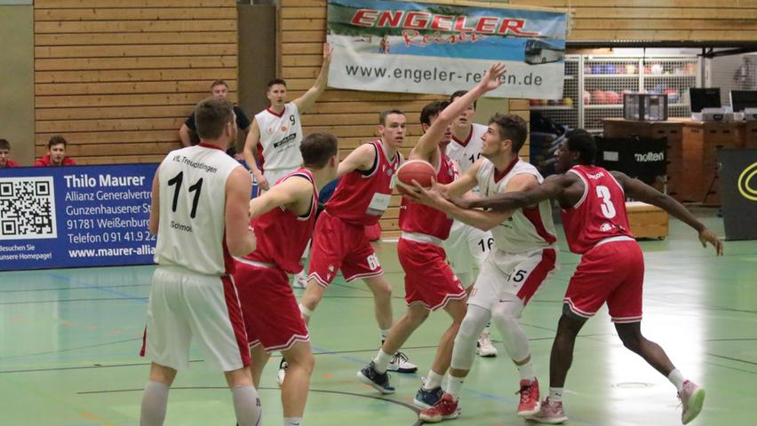 Die VfL-Baskets Treuchtlingen (in Weiß) setzten sich im Heimspiel gegen TTL Bamberg mit 96:88 durch.