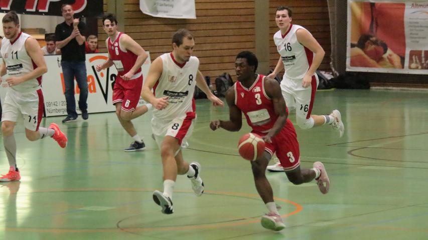 Die VfL-Baskets Treuchtlingen (links Simon Geiselsöder) gewannen ihr Heimspiel gegen TTL Bamberg mit 96:88.