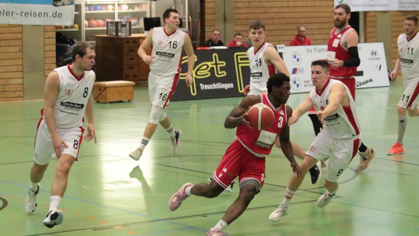 Die VfL-Baskets Treuchtlingen (rechts Claudio Huhn, links Simon Geiselsöder) gewannen ihr Heimspiel gegen TTL Bamberg mit 96:88.