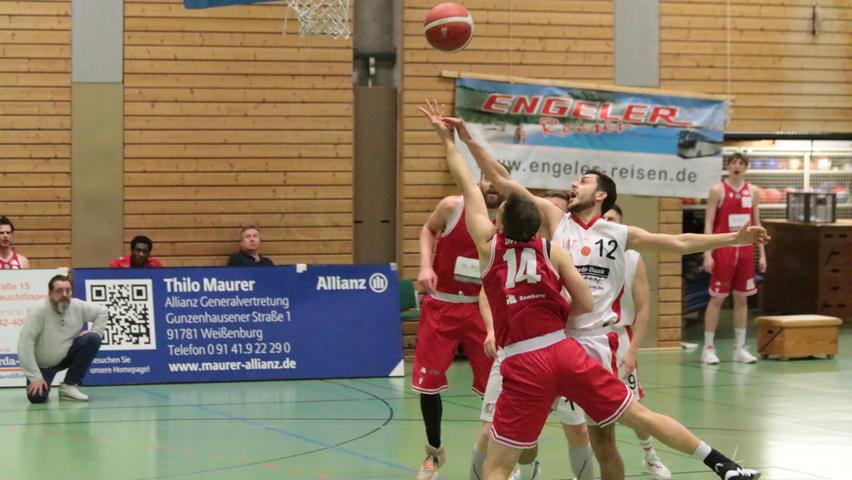 Die VfL-Baskets Treuchtlingen (rechts Tobias Hornn) setzten sich im Heimspiel gegen TTL Bamberg mit 96:88 durch.