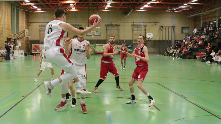 Die VfL-Baskets Treuchtlingen (in Weiß) erkämpften und erspielten sich einen Sieg gegen Bamberg.