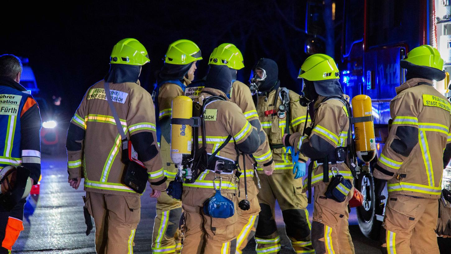 Rund 100 Einsatzkräfte waren bei dem Brand des Wohnhauses in Oberasbach gefordert, darunter auch der ABC-Zug.