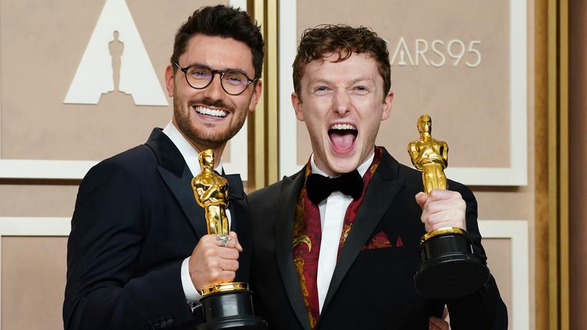 Tom Berkeley (l) und Ross White posieren mit dem Preis für den besten Live-Action-Kurzfilm für "An Irish Goodbye" im Presseraum der Oscar-Verleihung im Dolby Theatre. 