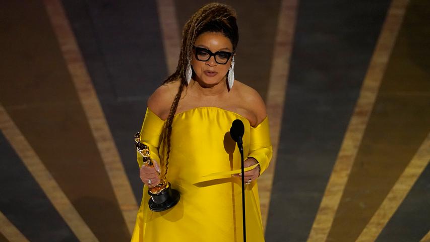 Ruth E. Carter hat den Preis für das beste Kostümdesign für "Black Panther: Wakanda Forever" bei der Oscar-Verleihung gewonnen.