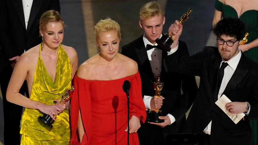 Julija Nawalnaja (2.v.l), Wirtschaftswissenschaftlerin und Ehefrau des russischen Oppositionsführers A. Nawalny, und Mitglieder der Crew von "Nawalny" haben den Preis für den besten Dokumentarfilm bei der Oscar-Verleihung gewonnen.