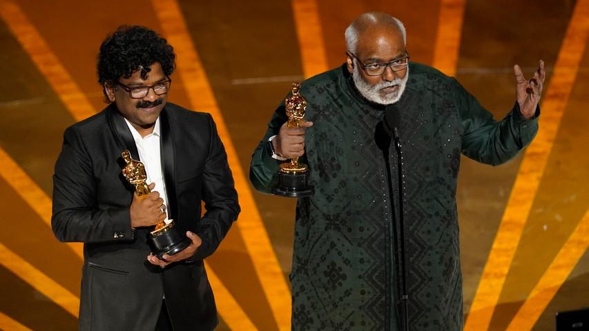 M.M. Keeravaani (r) und Chandrabose haben den Preis für den besten Originalsong für "Naatu Naatu" aus "RRR" gewonnen.