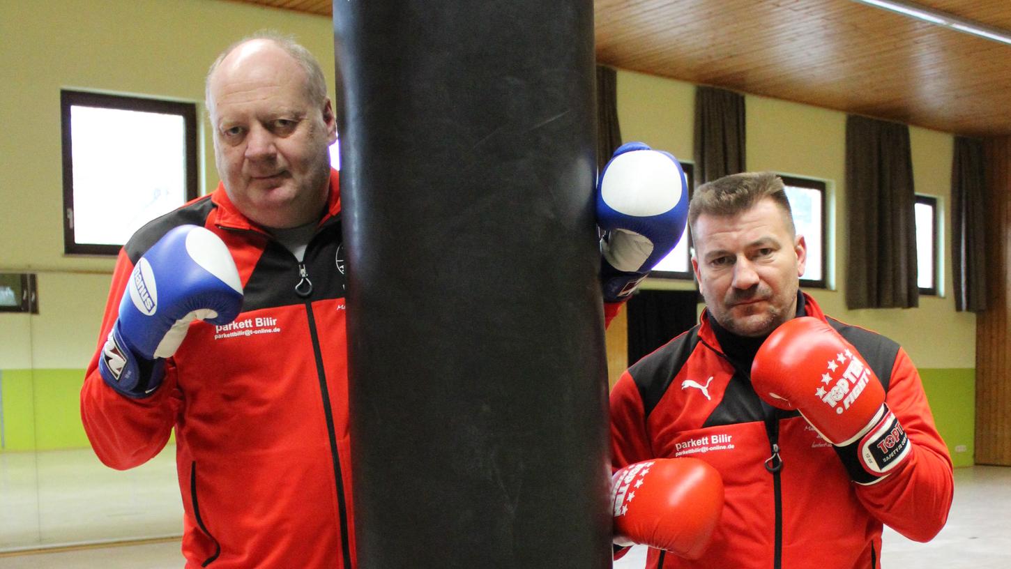 Kickboxen ist sein Leben: Aus gesundheitlichen Gründen übergibt Herbert Schubert (links) das Erwachsenentraining an Eugen Krämer (rechts).