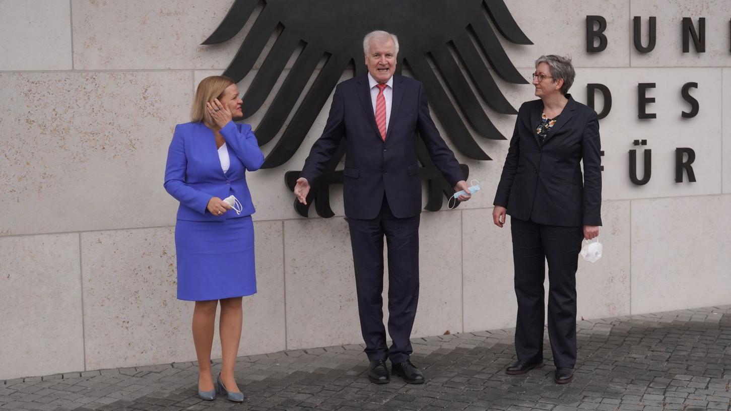 Das Bauministerium wurde aus dem Innenministerium ausgegliedert - im Bild der ehemalige Ressortchef Horst Seehofer. Dies hat dem Bund der Steuerzahler zufolge besonders hohe Kosten verursacht. Das Bauministerium wurde aus dem Innenministerium ausgegliedert - im Bild der ehemalige Ressortchef Horst Seehofer. Dies hat dem Bund der Steuerzahler zufolge besonders hohe Kosten verursacht.