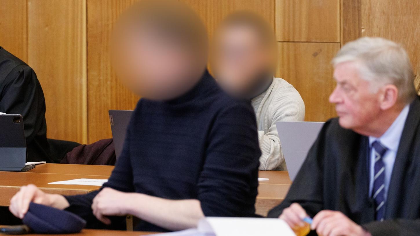 Zwei der insgesamt vier wegen fahrlässiger Tötung sowie fahrlässiger Körperverletzung angeklagten Männer beim Prozessbeginn in Schweinfurt.