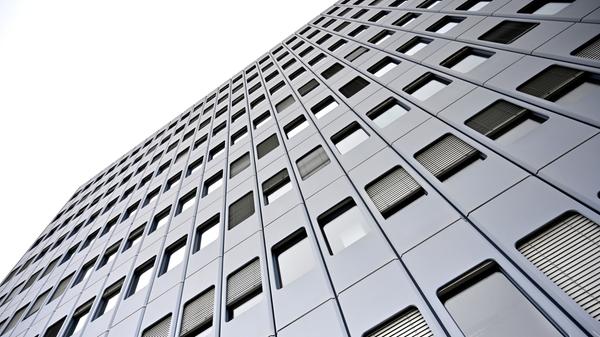 Erzählungen zufolge wurde die blaue Farbe gewählt, damit das Hochhaus an schönen Tagen beinahe mit dem Himmel verschmilzt.
