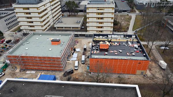 Bauarbeiten in der Nachbarschaft: Nebenan entstehen neue Gebäude der FAU.