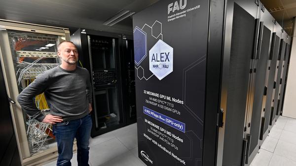 Marcel Ritter ist der Technische Direktor des Rechenzentrums. Der aktuell schnellste Rechner im Gebäude ist der "Alex". Er belegt weltweit Platz 174 der schnellsten Super-Computer. An der FAU ist er sogar nur der zweitschnellste, "Fritz" ist mit Platz 151 noch ein wenig schneller.