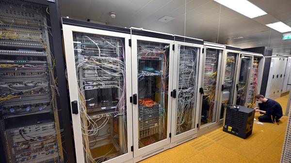 Im ersten Stock des Gebäudes befindet sich das Rechenzentrum.