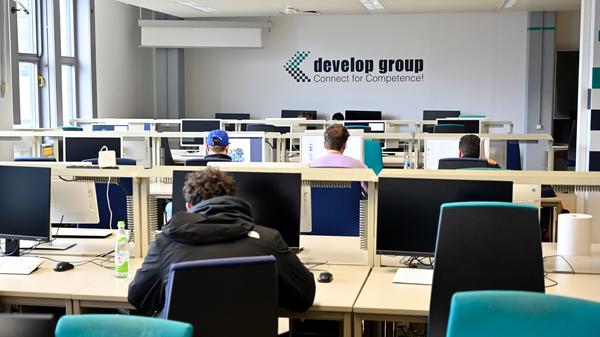 Im zweiten Stock befinden sich Bildschirmarbeitsplätze für Studierende.