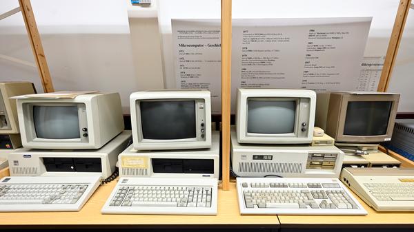 Auch im Nachbargebäude, in der Martensstraße 1, befinden sich einige Meilensteine der Informations- und Computertechnologie. Teilweise stammen sie aus der persönlichen Sammlung des Namensgebers Wolfgang Händler.