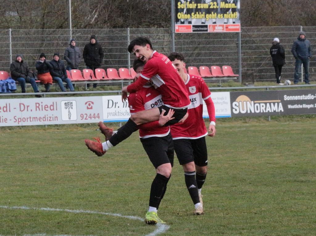 Vier Treffer und den höchsten Saisonsieg konnte der TSV 1860 Weißenburg beim 4:0 gegen den FV Illertissen II bejubeln. Einer der Torschützen war Ferat Nitaj (obenauf). Vier Treffer und den höchsten Saisonsieg konnte der TSV 1860 Weißenburg beim 4:0 gegen den FV Illertissen II bejubeln. Einer der Torschützen war Ferat Nitaj (obenauf).