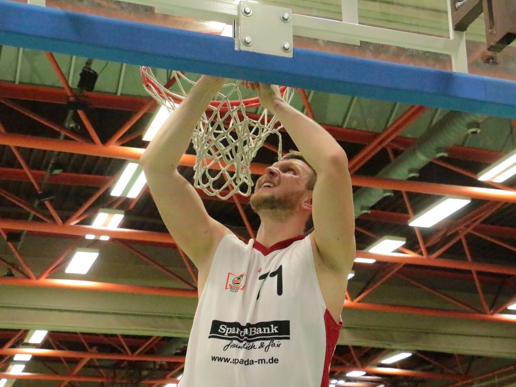 "Mädchen für alles": Stefan Schmoll ist bei den VfL-Baskets Abteilungsleiter und Spieler. Im Notfall muss er auch mal das Netz am Korb reparieren - so wie beim Spiel gegen Bamberg.