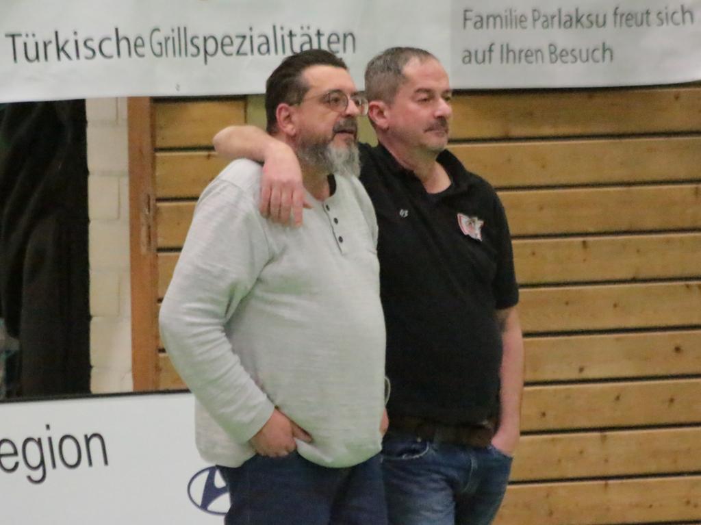 Freundschaftlich verbunden: Die Trainer Rainer Wolfschmitt (links, Bamberg) und Stephan Harlander (rechts, VfL).