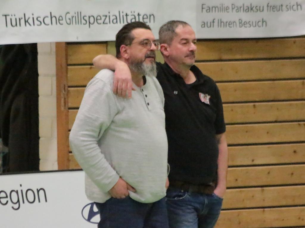 Freundschaftlich verbunden: Die Trainer Rainer Wolfschmitt (links, Bamberg) und Stephan Harlander (rechts, VfL). Freundschaftlich verbunden: Die Trainer Rainer Wolfschmitt (links, Bamberg) und Stephan Harlander (rechts, VfL).