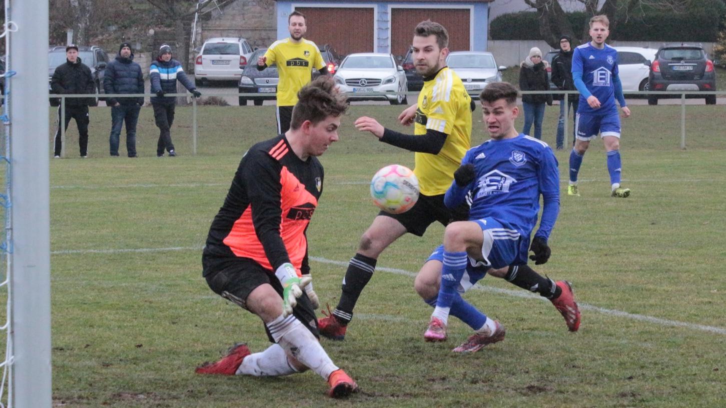 Spielertrainer, Spielmacher und wenn‘s sein muss auch Torschütze: Niklas Reutelhuber (rechts) hat den SV Alesheim mit einem 2:0-Sieg im Halbfinale gegen den SC Pollanten ins Kreisendspiel um den Fußball-Totopokal geführt.  