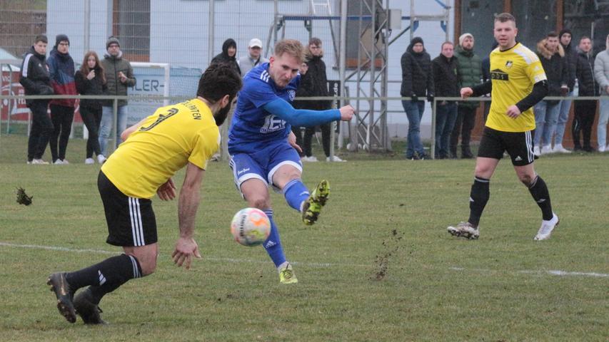 Mit diesem Schuss erzielte Jan Konrad das frühe Alesheimer 1:0 im Pokal-Halbfinale gegen Pollanten.