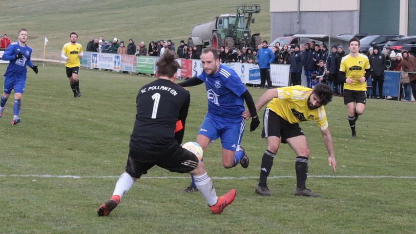 Packender Pokalfight: Beide Teams warfen am SVA-Sportplatz alles in die Waagschale, hier eine Szene mit dem Alesheimer Andreas Herzog (in Blau). Trotz winterlicher Witterung säumten rund 250 Zuschauer das Spielfeld.  