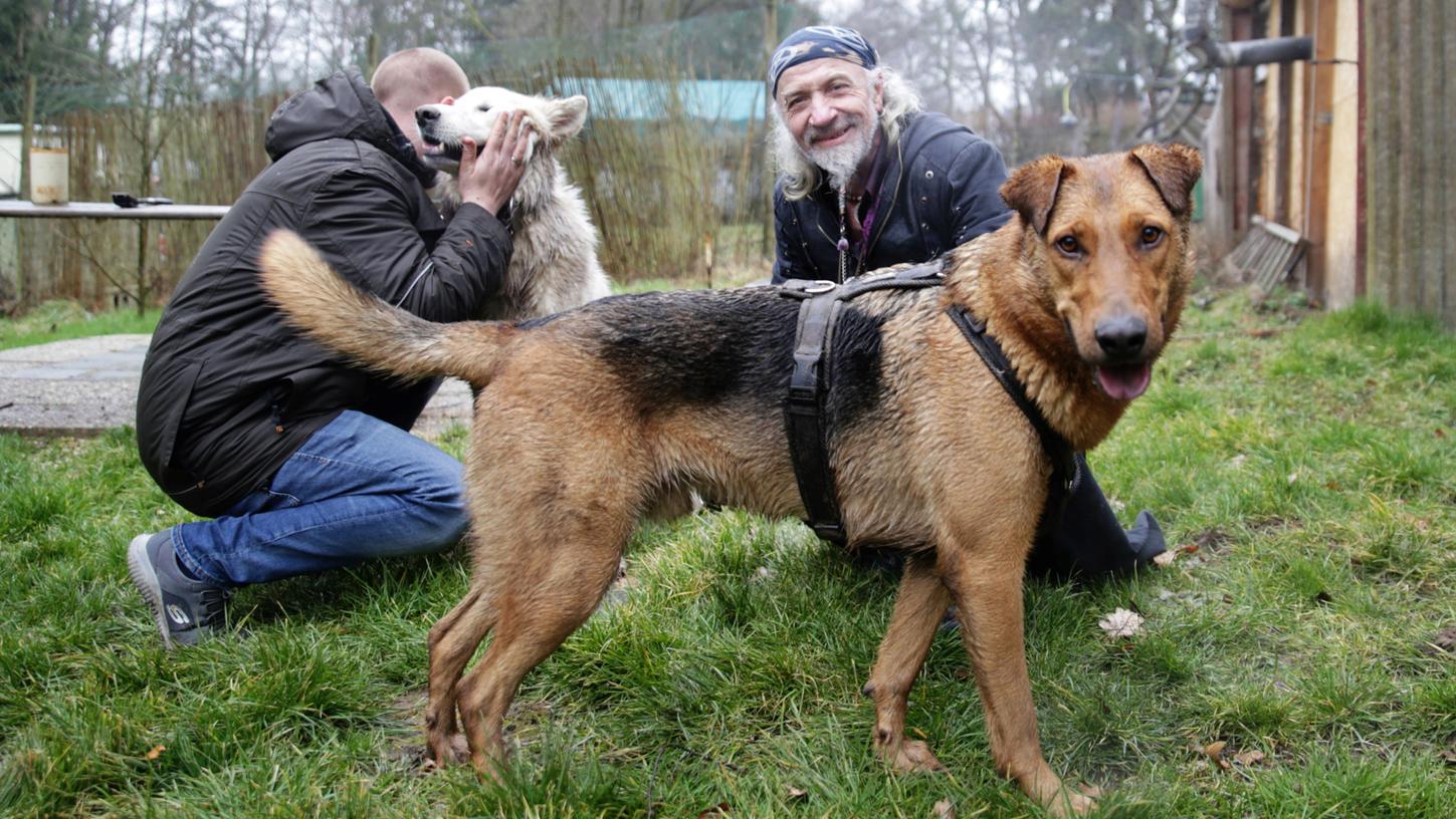 Wolfgang Roschewski (re.) und der Bundespolizist treffen sich auch nach der Verhaftung noch, damit ihre Hunde miteinander toben können.