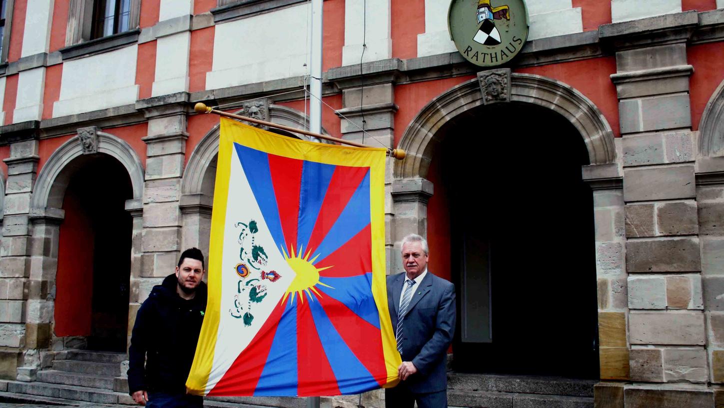 Bürgermeister Klaus Meier (rechts) hisste mit Hausmeister Stephan Popp die tibetische Flagge.