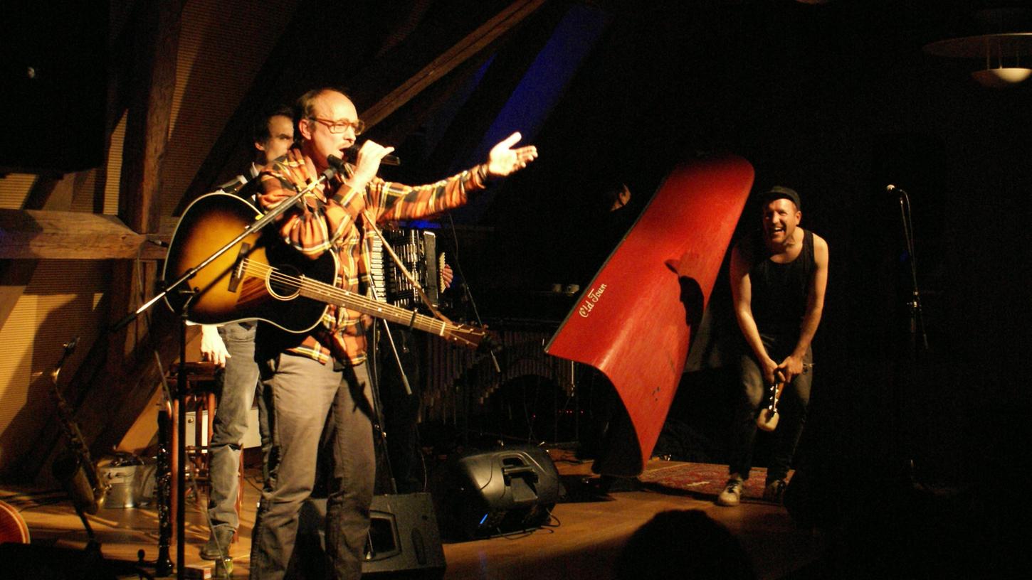 Ihre Liebe zu den Finnen konnte die Band "Gankino Circus" im Forsthaus einem vollen Konzertsaal vermitteln. Das Konzert war ausverkauft. Foto: Csilla Balász