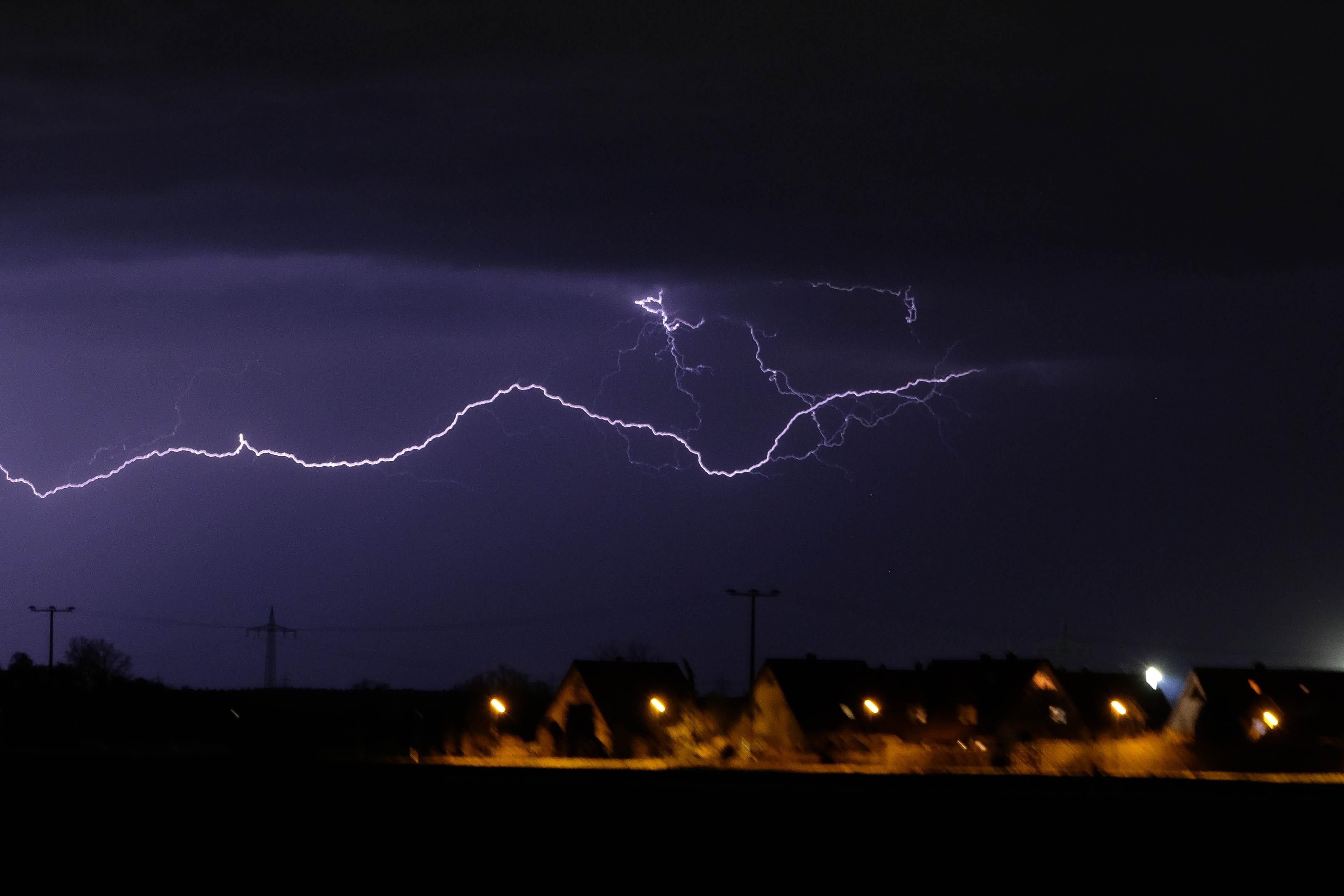 blitze-starkregen-sturmb-en-und-hagel-spektakul-re-bilder-zeigen