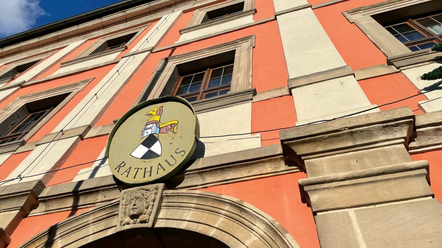Der Marktplatz vor dem Rathaus von Neustadt/Aisch wird beim Heimatfest 2025 wieder im Mittelpunkt stehen. Der Marktplatz vor dem Rathaus von Neustadt/Aisch wird beim Heimatfest 2025 wieder im Mittelpunkt stehen.