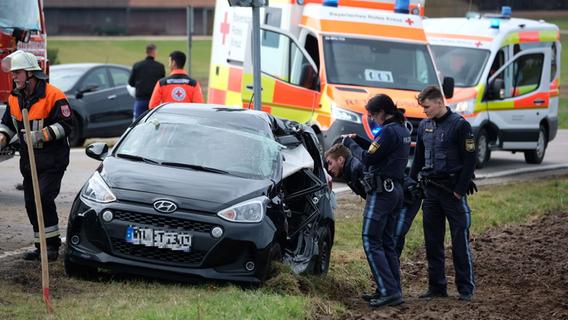 Lastwagen übersehen? Autofahrerin wird bei Unfall bei Büchenbach schwer verletzt