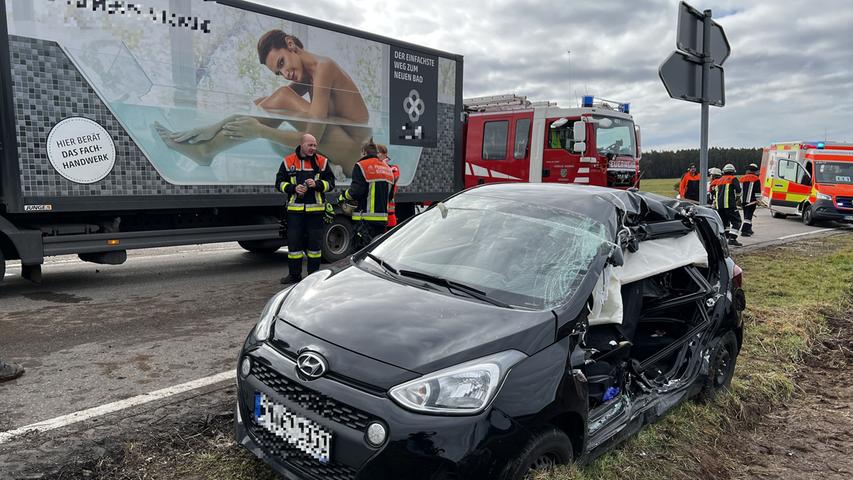 Großer Einsatz bei Büchenbach: Schwer verletzte Autofahrerin muss aus ihrem Pkw befreit werden