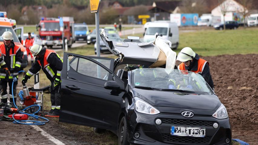 Großer Einsatz bei Büchenbach: Schwer verletzte Autofahrerin muss aus ihrem Pkw befreit werden