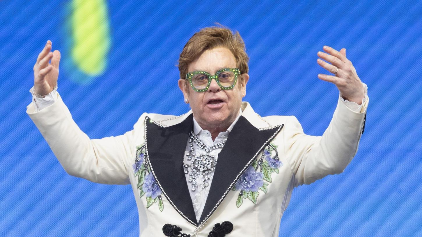 Elton John hat die Zusammenarbeit  mit Dua Lipa gelobt.