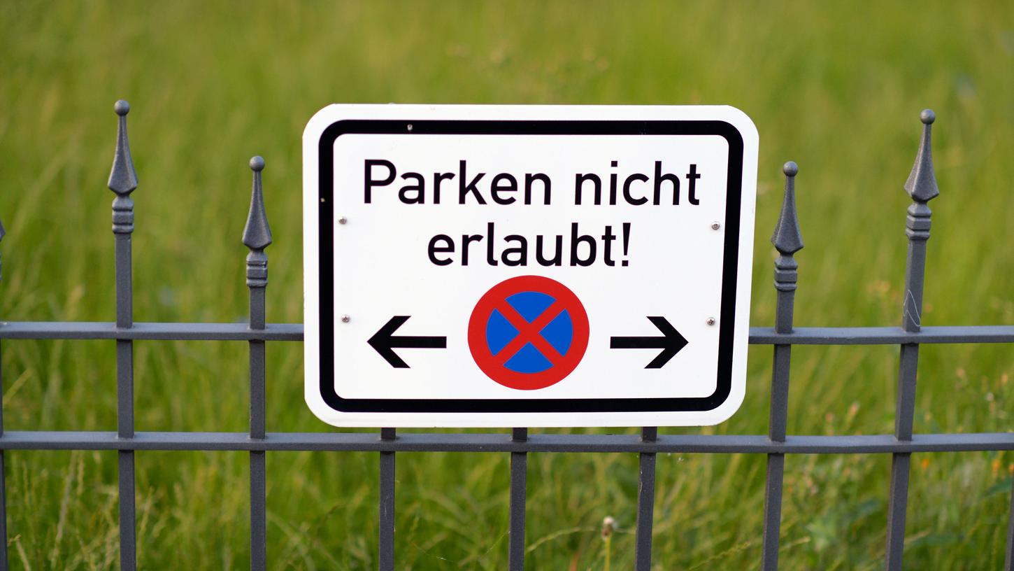 Parkverbote können auch an Stellen gelten, selbst wenn keine Hinweisschilder vorhanden sind.