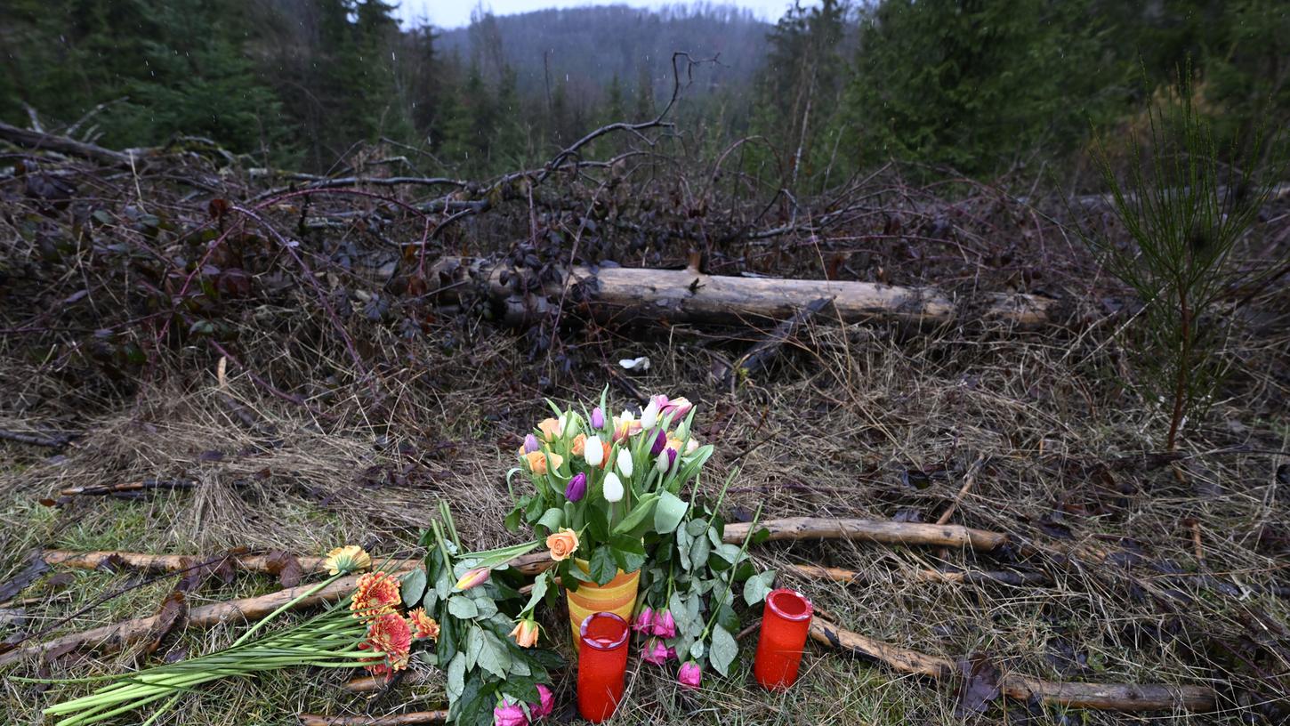 Blumen und Kerzen wurden am Fundort des getöteten Mädchens Luise in Freudenberg niedergelegt. Blumen und Kerzen wurden am Fundort des getöteten Mädchens Luise in Freudenberg niedergelegt.
