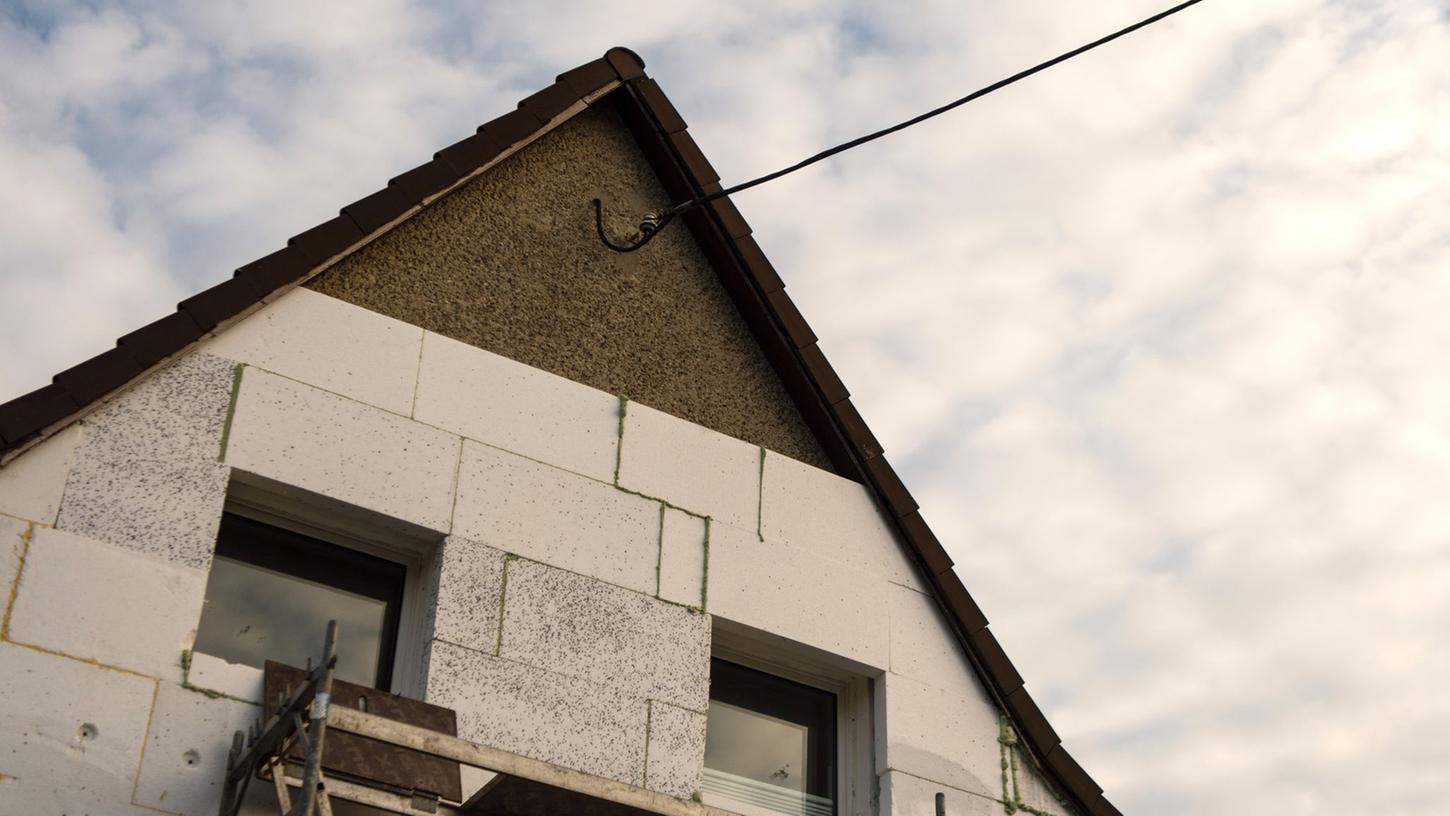 Ein Haus aus den 1930er-Jahren wird mit Styroporplatten auf der Außenwand gedämmt.