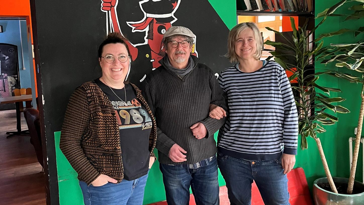 Petra Pack erspielen 460 Euro für das Weißenburger Jugendzentrum Das Foto im Anhang zeigt v.l.n.r. Sängerin Annemarie Endner, Roger Dasenbrock vom JUZ Weißenburg, Gitarristin Annette Joppien. Petra Pack erspielen 460 Euro für das Weißenburger Jugendzentrum Das Foto im Anhang zeigt v.l.n.r. Sängerin Annemarie Endner, Roger Dasenbrock vom JUZ Weißenburg, Gitarristin Annette Joppien.