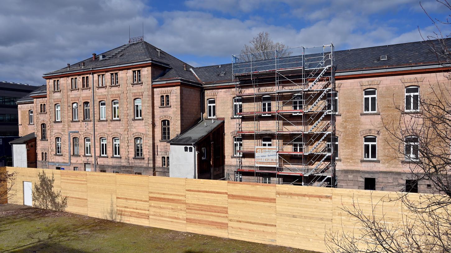 Die Vorarbeiten für den Abriss des "Hupfla"-Ostflügels in Erlangen schreiten voran.