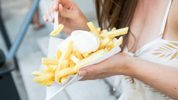 Beim Intervallfasten dürfen es auch mal Pommes sein.