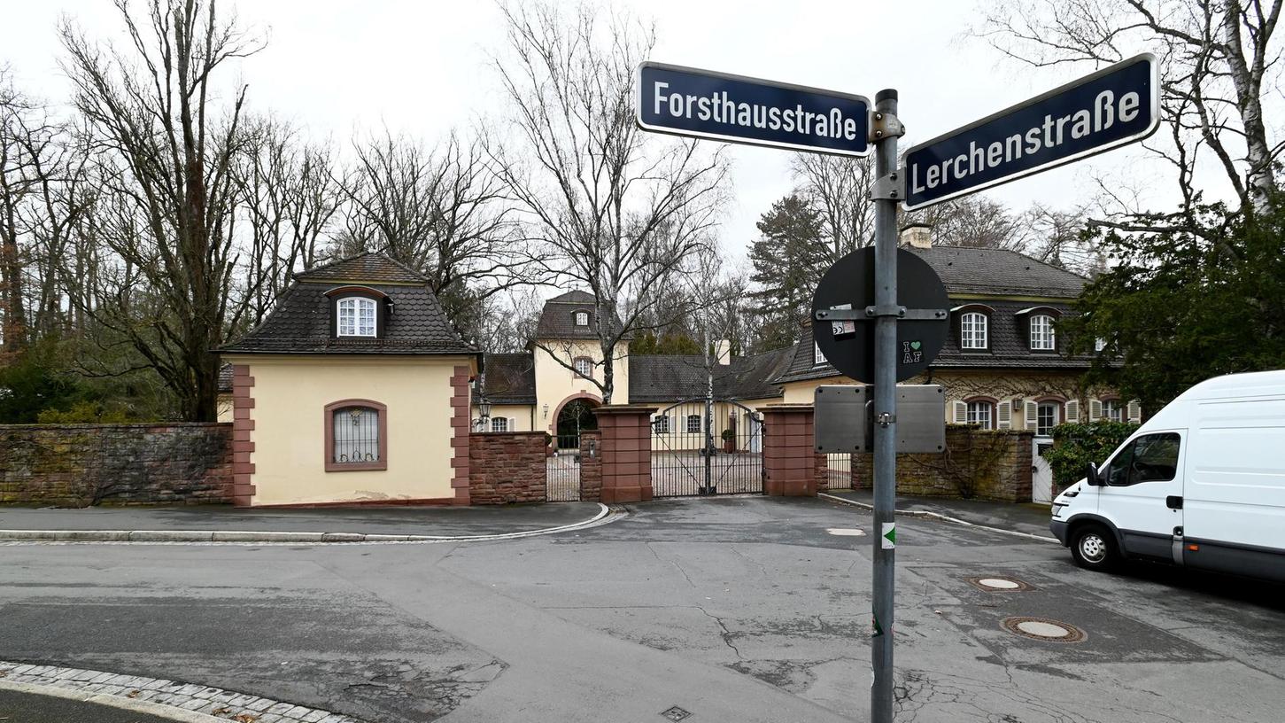 Das neue Wohnareal würde links vom ehemaligen Pförtnerhäuschen entstehen, am Eck zwischen Diana- und Forsthausstraße. Die Schickedanz-Villa selbst befindet sich im anderen Teil des großzügigen Park-Grundstücks, nämlich zwischen Lerchenstraße und Wiesengrund.