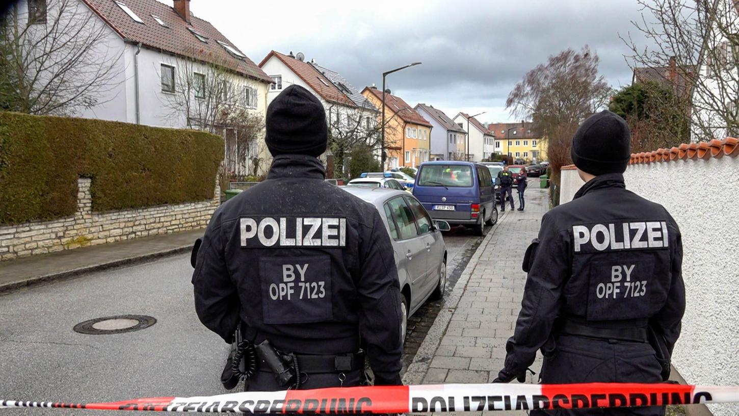 Im Regensburger Süden kam es am Dienstag offenbar zu einem Tötungsdelikt: Eine 79-Jährige starb an schweren Stichverletzungen.