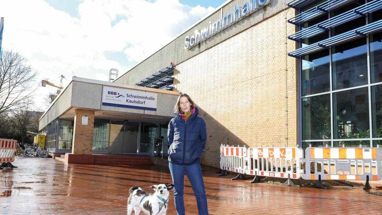 Lotte Mies steht mit ihrem Hund vor der Schwimmhalle Kaulsdorf. Die Berlinerin hat erreicht, dass das Oben-ohne-Baden in Berliner Schwimmhallen für Frauen nicht mehr zum Problem werden soll - und berichtet von einer Morddrohung.
