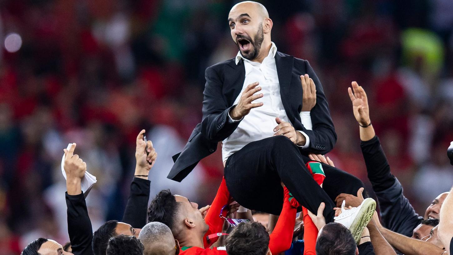 Marokkos Trainer Walid Regragui wird von seinen Spielern gefeiert.