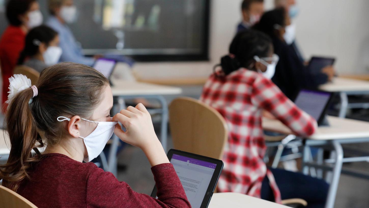 Tablets statt Hefte und Bücher: Unterrichtszene aus dem Nürnberger Dürer-Gymnasium. Bis 2028 soll jedes Schulkind mit einem PC ausgestattet werden.