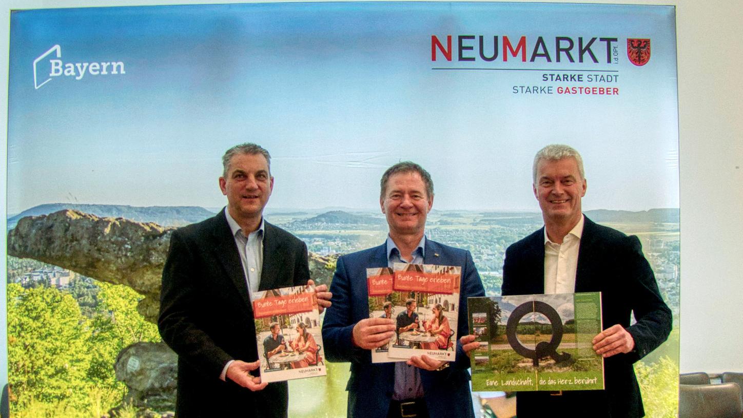 Die  Übernachtungszahlen sind wieder topp:  Rainer Seitz, Oberbürgermeister Thomas Thumann und Werner Thumann 